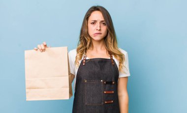 Güzel kadın kafası karışmış ve şaşkın görünüyor.