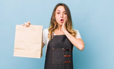 Güzel bir kadın şok olmuş ve korkmuş hissediyor.