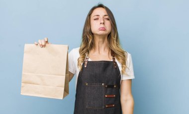 Güzel bir kadın üzgün ve sızlanıyor. Mutsuz bir bakışla ve ağlamayla.