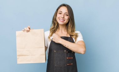 Güzel bir kadın kendini mutlu hisseder ve bir meydan okumayla yüzleşir.