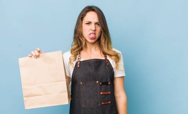 Güzel bir kadın tiksinti ve tedirginlik duyar ve dilini dışarı çıkarır.