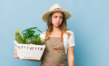 Güzel bir kadın üzgün, üzgün ya da kızgın hisseder.