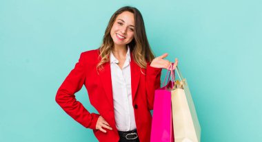 Genç, güzel kadın alışveriş konsepti