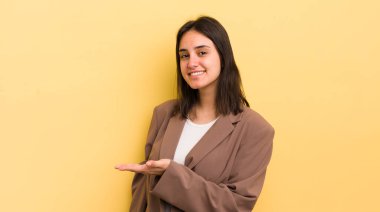 İspanyol asıllı mutlu bir kadın bir şeyler gösteriyor.