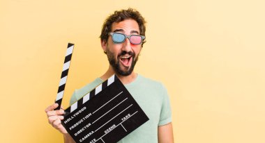 Genç adam alkışlıyor.