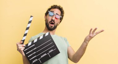 Genç adam alkışlıyor.