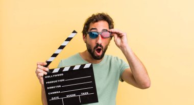 Genç adam alkışlıyor.