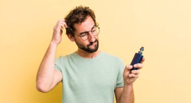 Delikanlı buharlaştırıcıyla sigara içiyor.