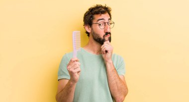 Saçını taramış çılgın sakallı adam.