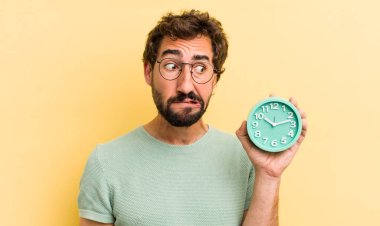 Çalar saati olan çılgın bir adam.