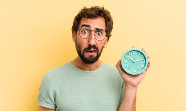 Çalar saati olan çılgın bir adam.