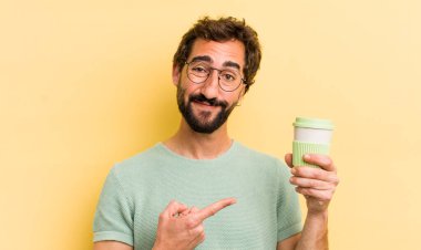 Elinde kahve olan çılgın bir adam.