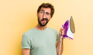 Eline demir almış genç bir adam. kahya konsepti