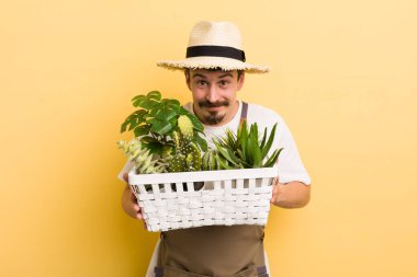 Bitkilerle gargara yapan yakışıklı adam.