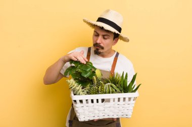 Bitkilerle gargara yapan yakışıklı adam.