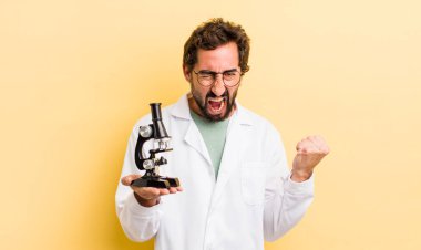 Genç adam. Mikroskop konseptine sahip bilim adamı