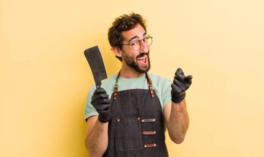 Bıçaklı genç bir adam. Kasap konsepti