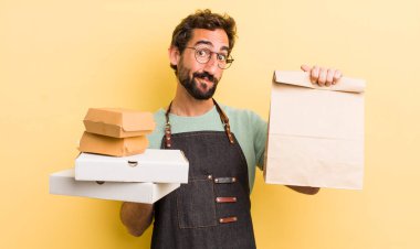 Genç sakallı adam. teslimat paket servis kavramı