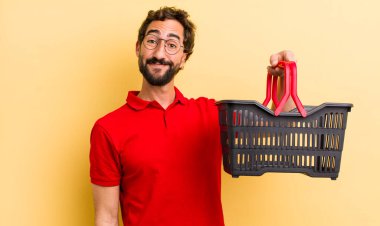 Elinde boş bir alışveriş sepeti olan genç çılgın adam.