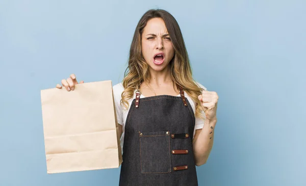 Mulher Bonita Gritando Agressivamente Com Uma Expressão Irritada — Fotografia de Stock