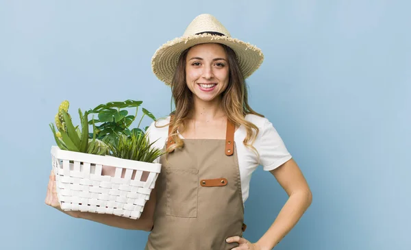 Bella Donna Sorridente Felicemente Con Una Mano Sul Fianco Fiducioso — Foto Stock