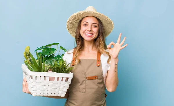 Bonita Mujer Sintiéndose Feliz Mostrando Aprobación Con Gesto Bien — Foto de Stock