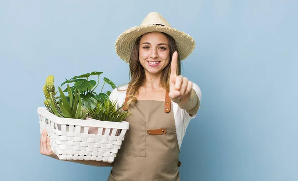 Bonita Mujer Sonriendo Orgullosa Confiadamente Haciendo Número Uno — Foto de Stock