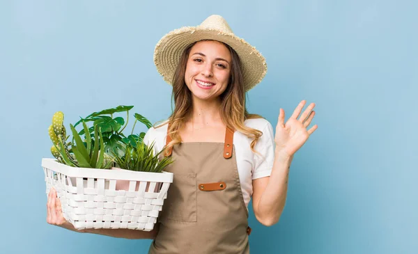 Bella Donna Sorridente Felicemente Agitando Mano Accogliendo Salutando — Foto Stock