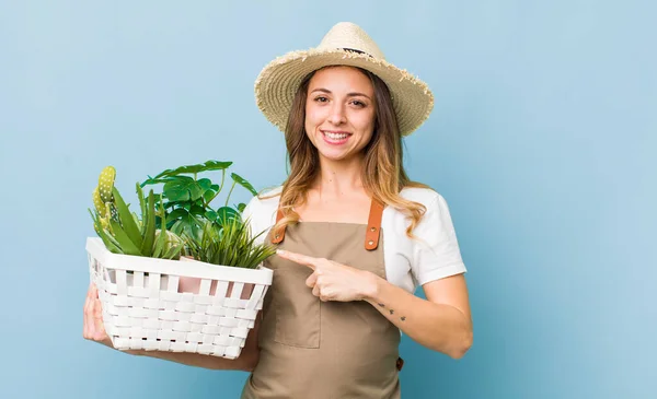 Mulher Bonita Sorrindo Alegremente Sentindo Feliz Apontando Para Lado — Fotografia de Stock