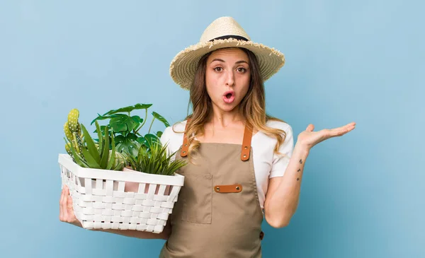 Bella Donna Guardando Sorpreso Scioccato Con Mascella Caduto Possesso Oggetto — Foto Stock