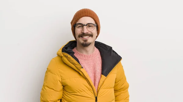 Jeune Homme Beau Avec Manteau Contre Mur Blanc — Photo