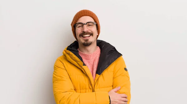 Joven Hombre Guapo Con Abrigo Contra Pared Blanca — Foto de Stock