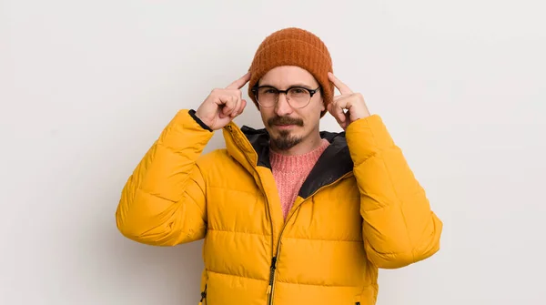 Junger Schöner Mann Mit Mantel Gegen Weiße Wand — Stockfoto