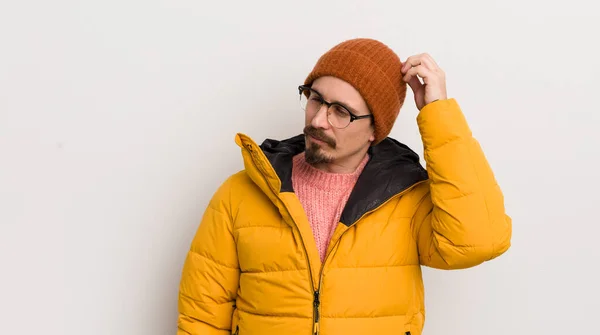 Junger Schöner Mann Mit Mantel Gegen Weiße Wand — Stockfoto