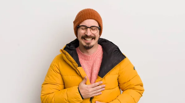 Junger Schöner Mann Mit Mantel Gegen Weiße Wand — Stockfoto