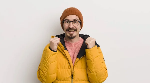 Joven Hombre Guapo Con Abrigo Contra Pared Blanca — Foto de Stock