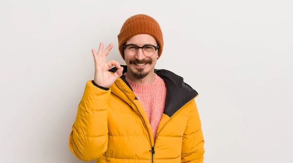 Jeune Homme Beau Avec Manteau Contre Mur Blanc — Photo