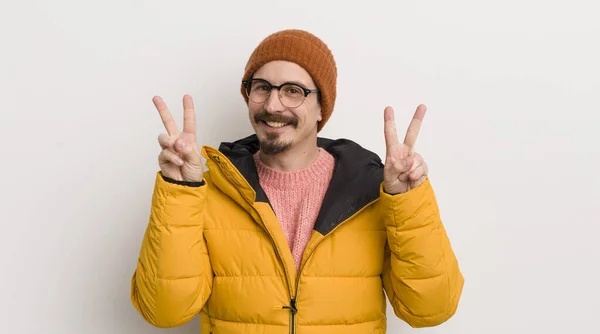 Joven Hombre Guapo Con Abrigo Contra Pared Blanca — Foto de Stock