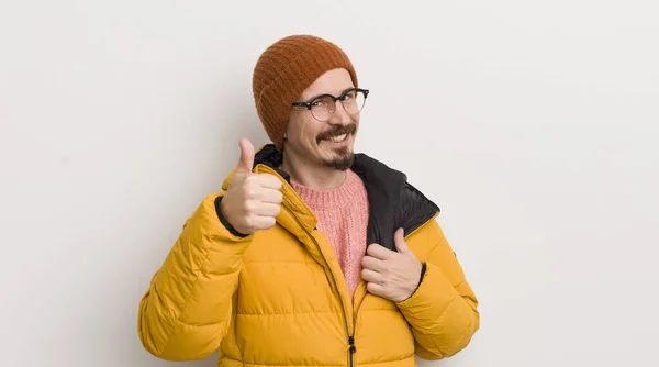 Junger Schöner Mann Mit Mantel Gegen Weiße Wand — Stockfoto