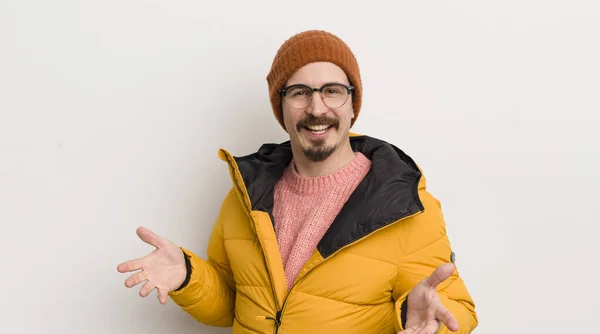 Joven Hombre Guapo Con Abrigo Contra Pared Blanca — Foto de Stock