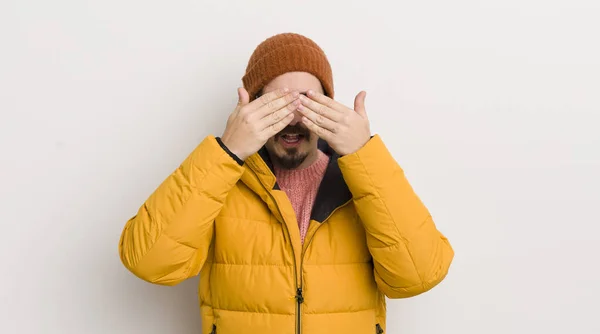 Joven Hombre Guapo Con Abrigo Contra Pared Blanca — Foto de Stock