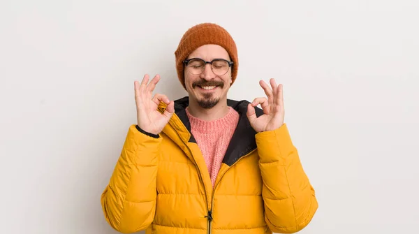 Joven Hombre Guapo Con Abrigo Contra Pared Blanca — Foto de Stock