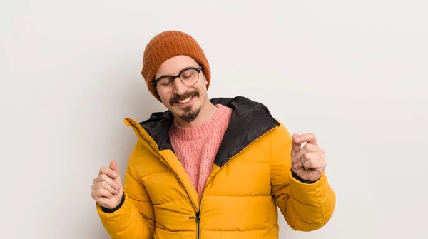 Junger Schöner Mann Mit Mantel Gegen Weiße Wand — Stockfoto