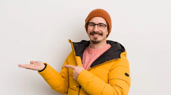 Joven Hombre Guapo Con Abrigo Contra Pared Blanca — Foto de Stock