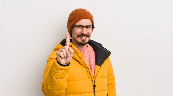 Joven Hombre Guapo Con Abrigo Contra Pared Blanca — Foto de Stock