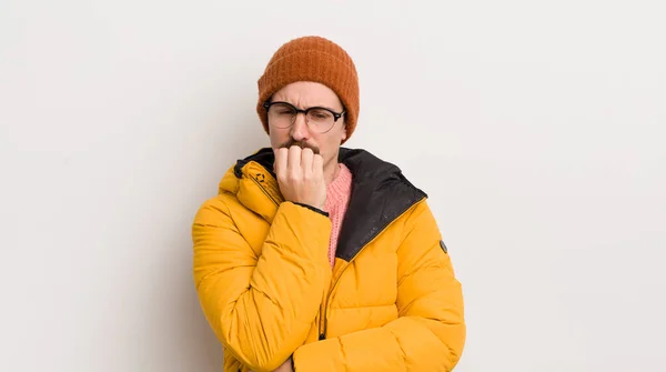 Joven Hombre Guapo Con Abrigo Contra Pared Blanca — Foto de Stock