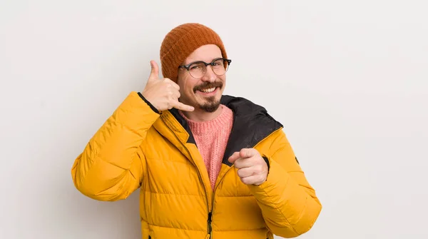 Junger Schöner Mann Mit Mantel Gegen Weiße Wand — Stockfoto