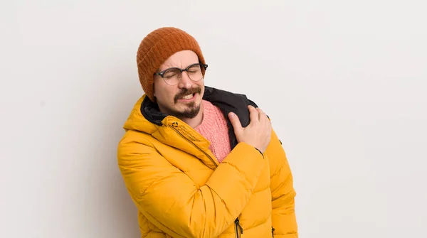 Jonge Knappe Man Met Een Jas Tegen Witte Muur — Stockfoto