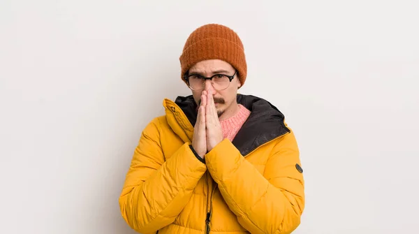 Joven Hombre Guapo Con Abrigo Contra Pared Blanca — Foto de Stock