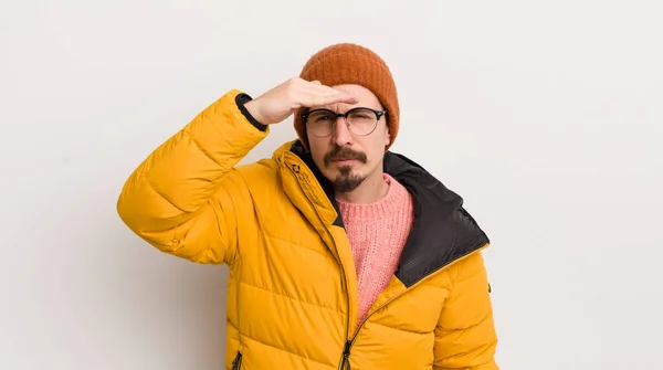 Joven Hombre Guapo Con Abrigo Contra Pared Blanca — Foto de Stock